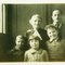 Abraham Gafni (vorne rechts) mit seinen Geschwistern Gitta und Poldi, seiner Großmutter und dem Stiefvater Salomon Scharf (Bildquelle: Abraham Gafni)