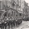 Aufmarsch der Nationalsozialisten in der Maria-Theresien-Straße mit „klingendem Spiel“ nach der Machtübernahme im März 1938 (Bildquelle: Stadtarchiv Innsbruck)