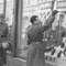 Das Schuhgeschäft der Familie Graubart in der Innsbrucker Museumstraße 1938: Die Schaufenster wurden von den Nazis mit „Jude“ beschmiert. (Bildquelle: Innsbrucker Stadtarchiv)
