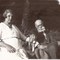 Peter Gewitsch mit seinen Großeltern Helene und Isidor Gewitsch in Wien, Juli 1931 (Bildquelle: Peter Gewitsch)