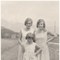 Dorli Neale mit ihren Schwestern Trude und Ilse am Lanser See bei Igls, ca. 1929 (Bildquelle: Dorli Neale)