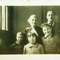Abraham Gafni (vorne rechts) mit seinen Geschwistern Gitta und Poldi, seiner Großmutter und dem Stiefvater Salomon Scharf (Bildquelle: Abraham Gafni)