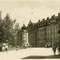 Das Haus in der Defreggerstraße 12 (in der Bildmitte) mit dem Waren-Kredithaus-Fortuna, dem Geschäft der Großeltern (Bildquelle: Innsbrucker Stadtarchiv)