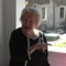 Dorli Neale zum ersten Mal seit 73 Jahren in der Wohnung ihrer Eltern in der Salurnerstraße 3, Innsbruck 2011 (Bildquelle: Irmgard Bibermann)